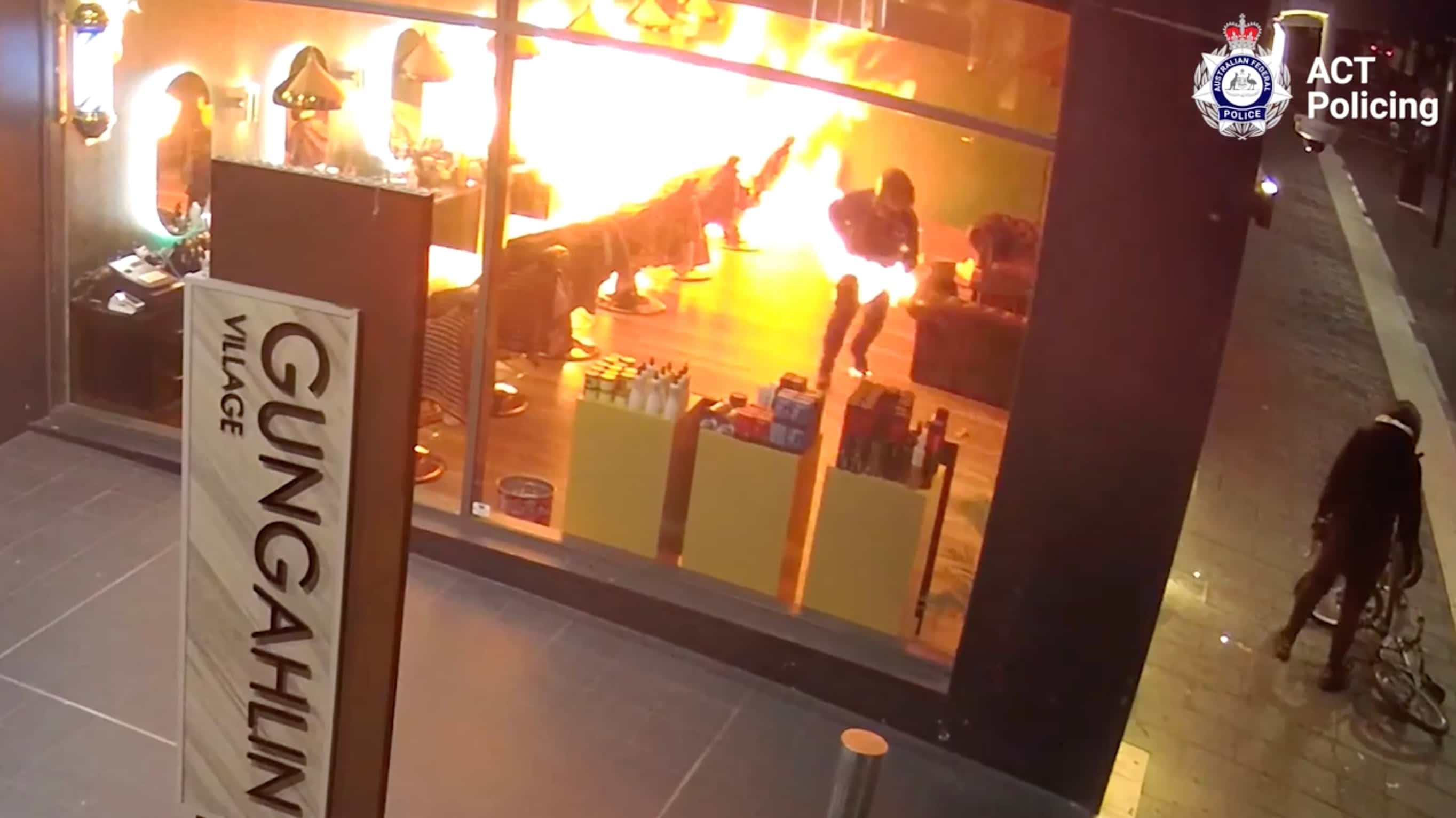 VID&Eacute;O | Il met le feu &agrave; ses v&ecirc;tements en incendiant un commerce