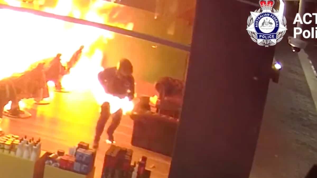 VIDÉO | Il met le feu à ses vêtements en incendiant un commerce