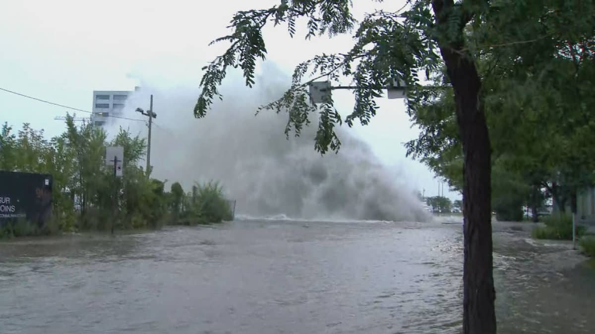 Une importante fuite d'eau inonde les rues de Montréal