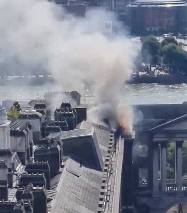 Incendie sur le toit d'un centre d'art &agrave; Londres