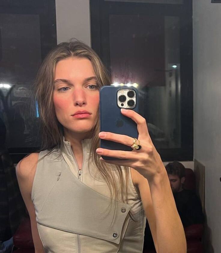 Charlotte Cardin dévoile ses abdominaux d'acier 