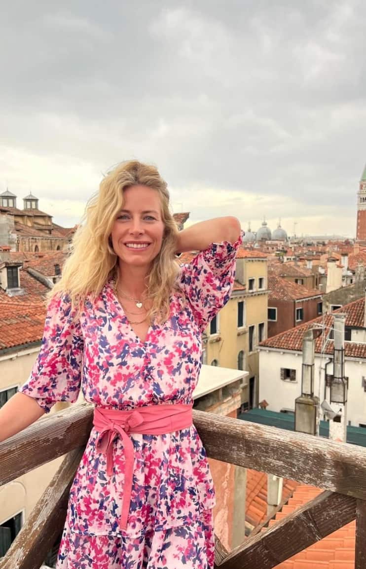 Sublime dans une robe moulante 