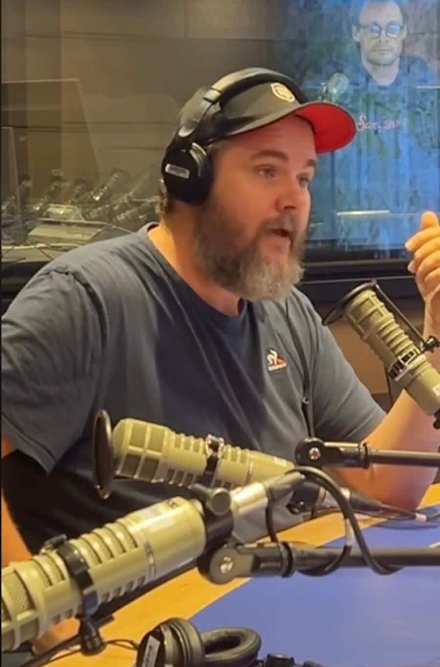 Il fait un discours émouvant