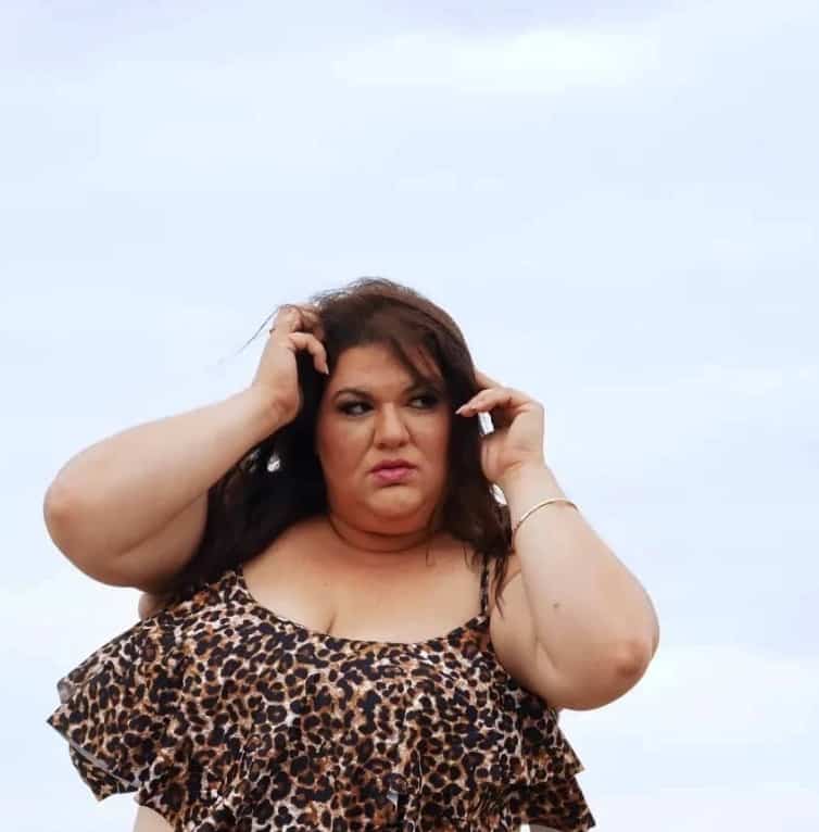 Éblouissante dans une robe fendue à la cuisse