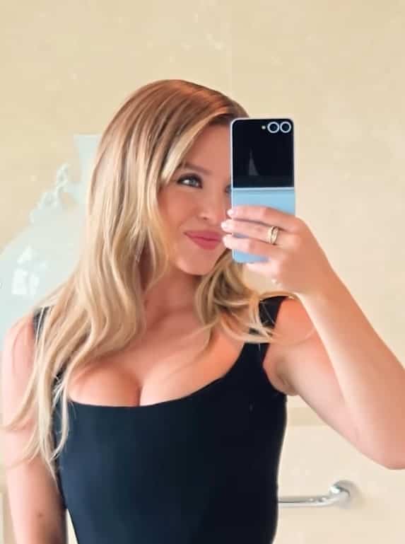 Elle fait des vagues en maillot très échancré