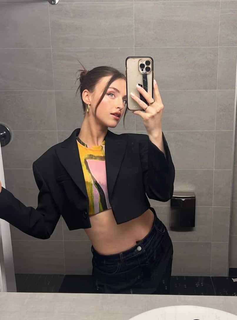 Sa robe séduisante est tendance cet automne