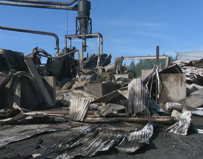 EN IMAGES | Une usine compl&egrave;tement d&eacute;truite par les flammes en Beauce