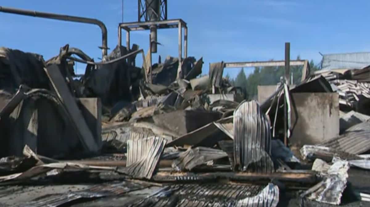 EN IMAGES | Une usine complètement détruite par les flammes en Beauce