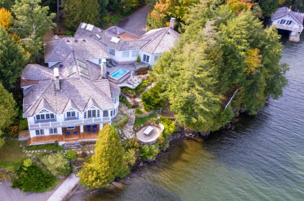 Une luxueuse r&eacute;sidence de 28 pi&egrave;ces en bordure du Memphr&eacute; d'abord affich&eacute;e &agrave; 18,5 M$ trouve preneur pour 12,5 M$