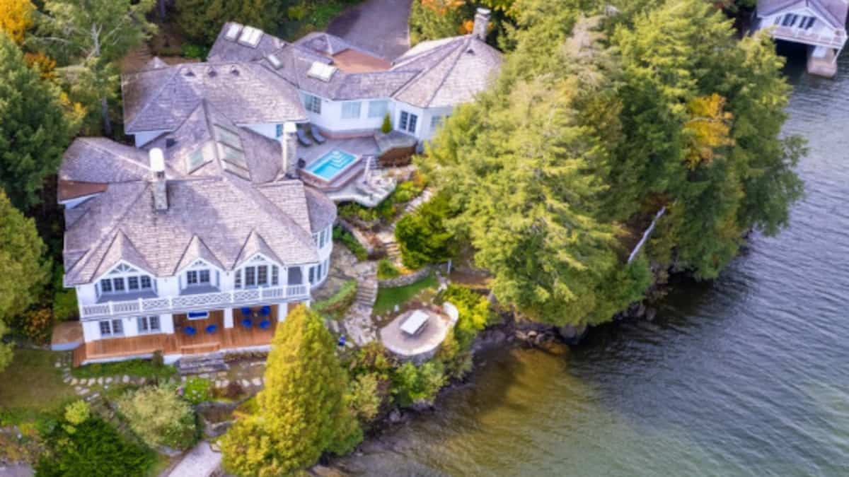 Une luxueuse résidence de 28 pièces en bordure du Memphré d'abord affichée à 18,5 M$ trouve preneur pour 12,5 M$