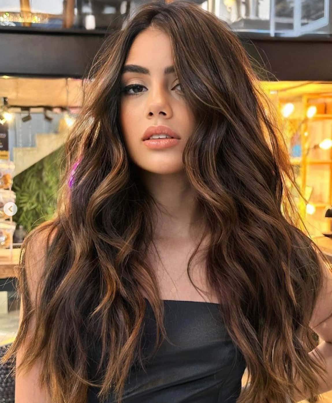 Une coloration low-maintenance pour les brunettes