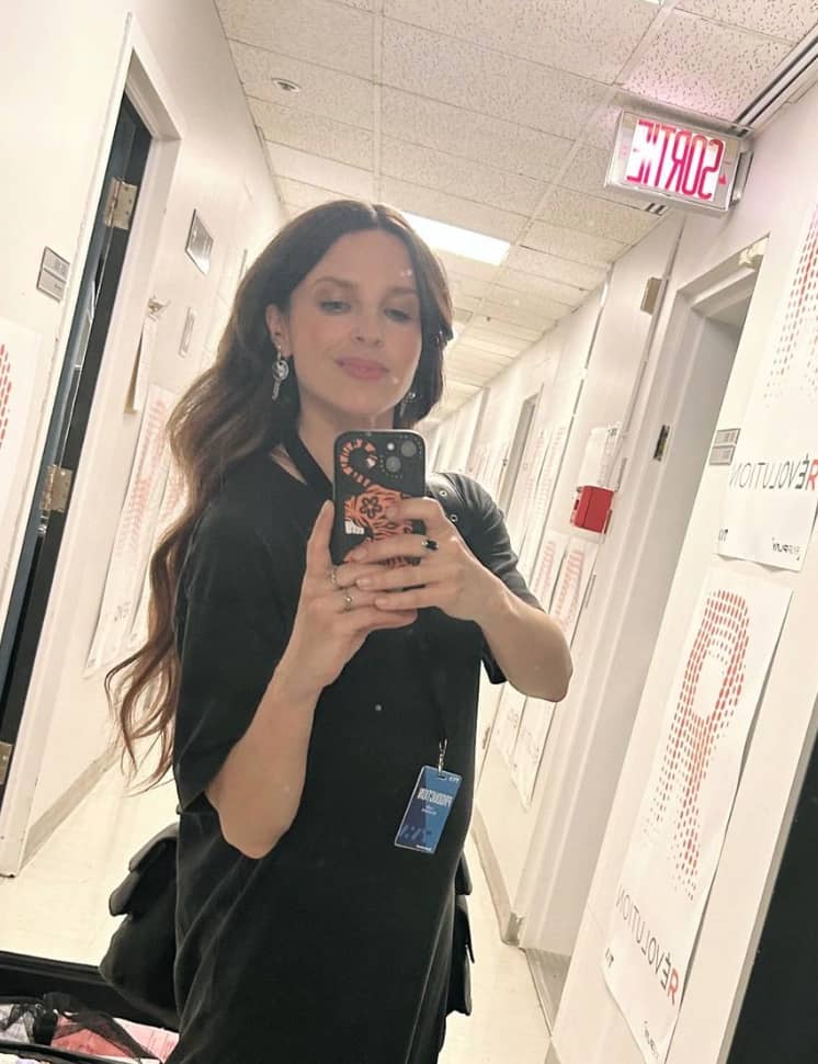 Lydia Bouchard met en valeur ses jambes sublimes