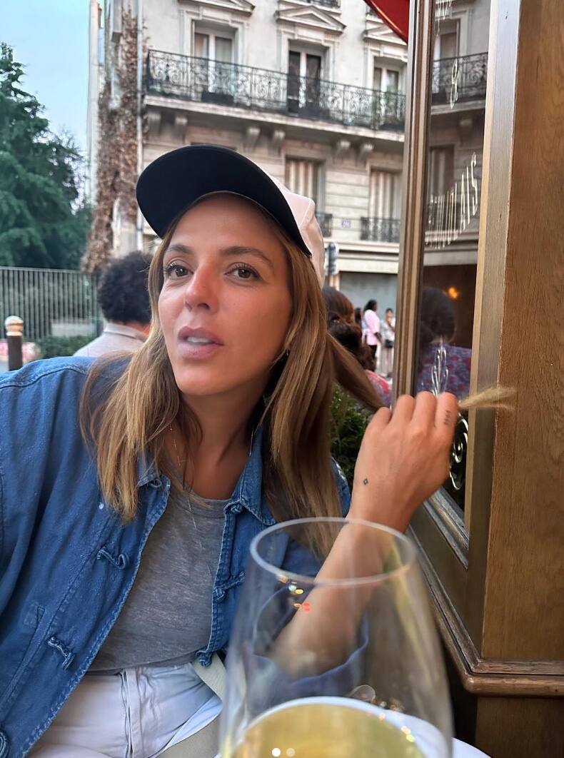 Elle exhibe sa poitrine dénudée artistiquement