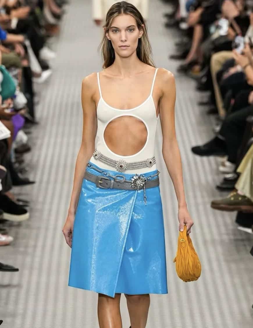 Elle ramène une robe très 2012 au goût du jour