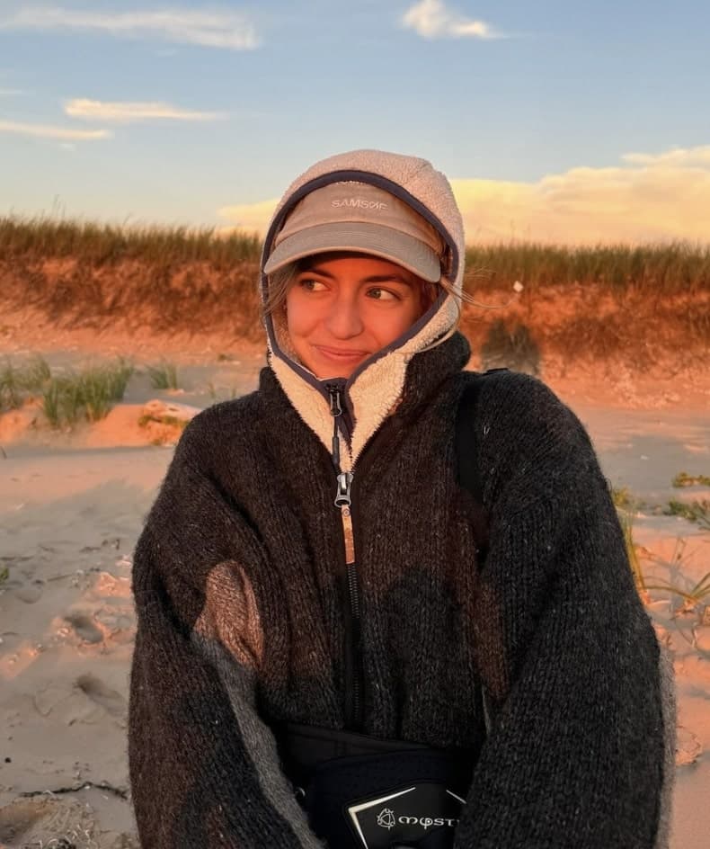 Elle montre ses abdos dans un ensemble de sport 