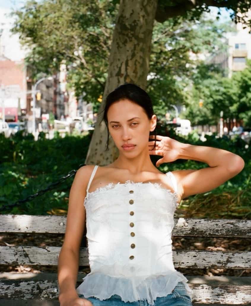 Cette formule 3-en-1 crée un teint de pêche