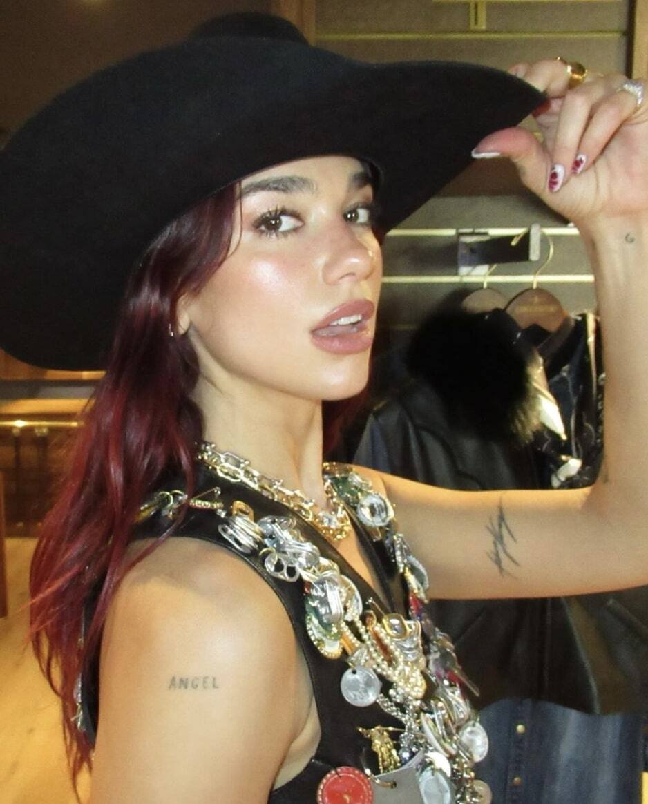 Elle joue les dominatrices en cuirette