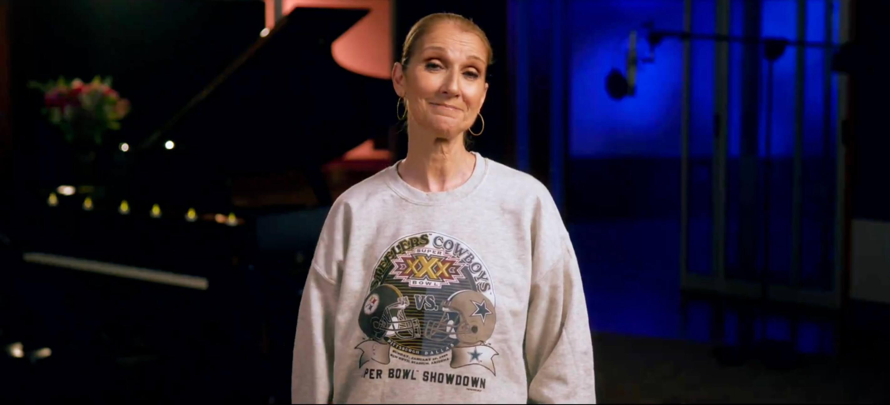 Celine Dion se dio una ducha de Gatorade en un video transmitido antes del partido de Sunday Night Football de NBC.