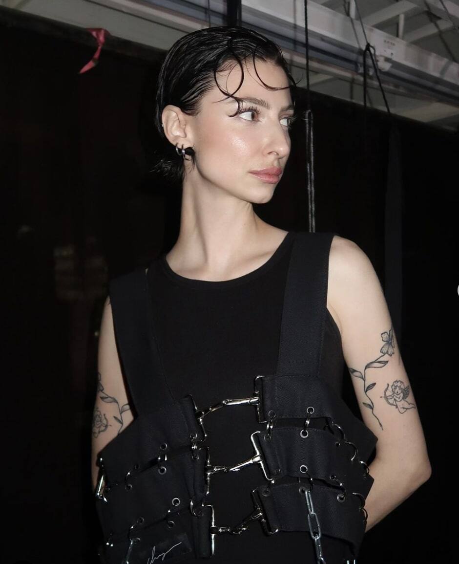 Elle pose sans le haut dans une séance artistique 