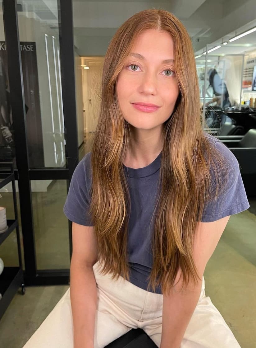 Elle ose la transparence dans un look tendance