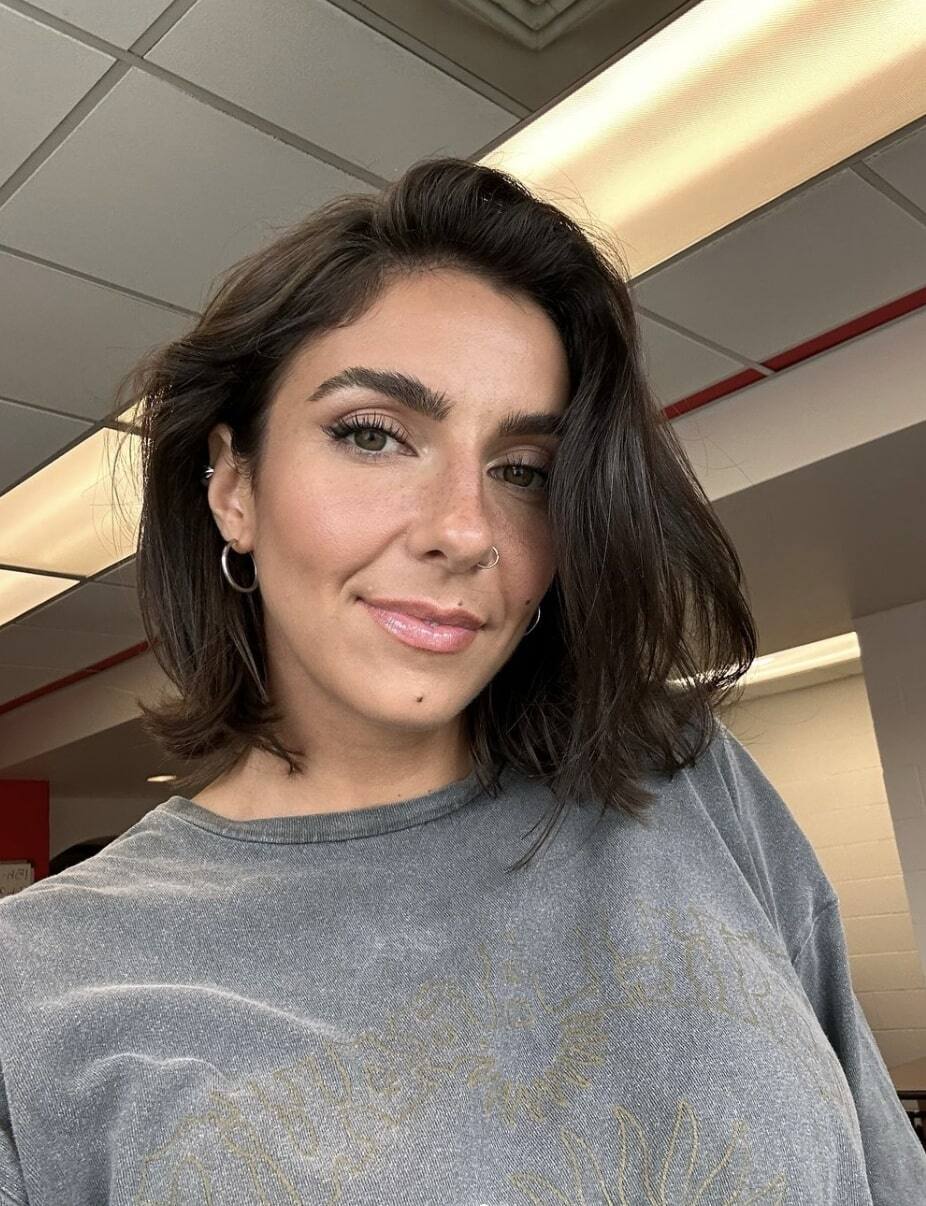 Elle se coupe les cheveux elle-même 