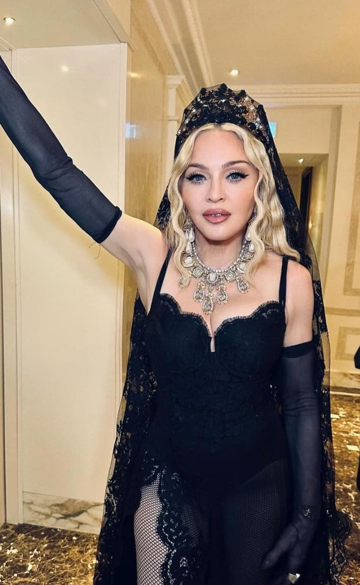 Madonna pose seins nus pour manger sa soupe