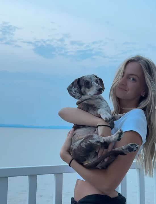 Elle expose ses abdos dans un cliché en Égypte