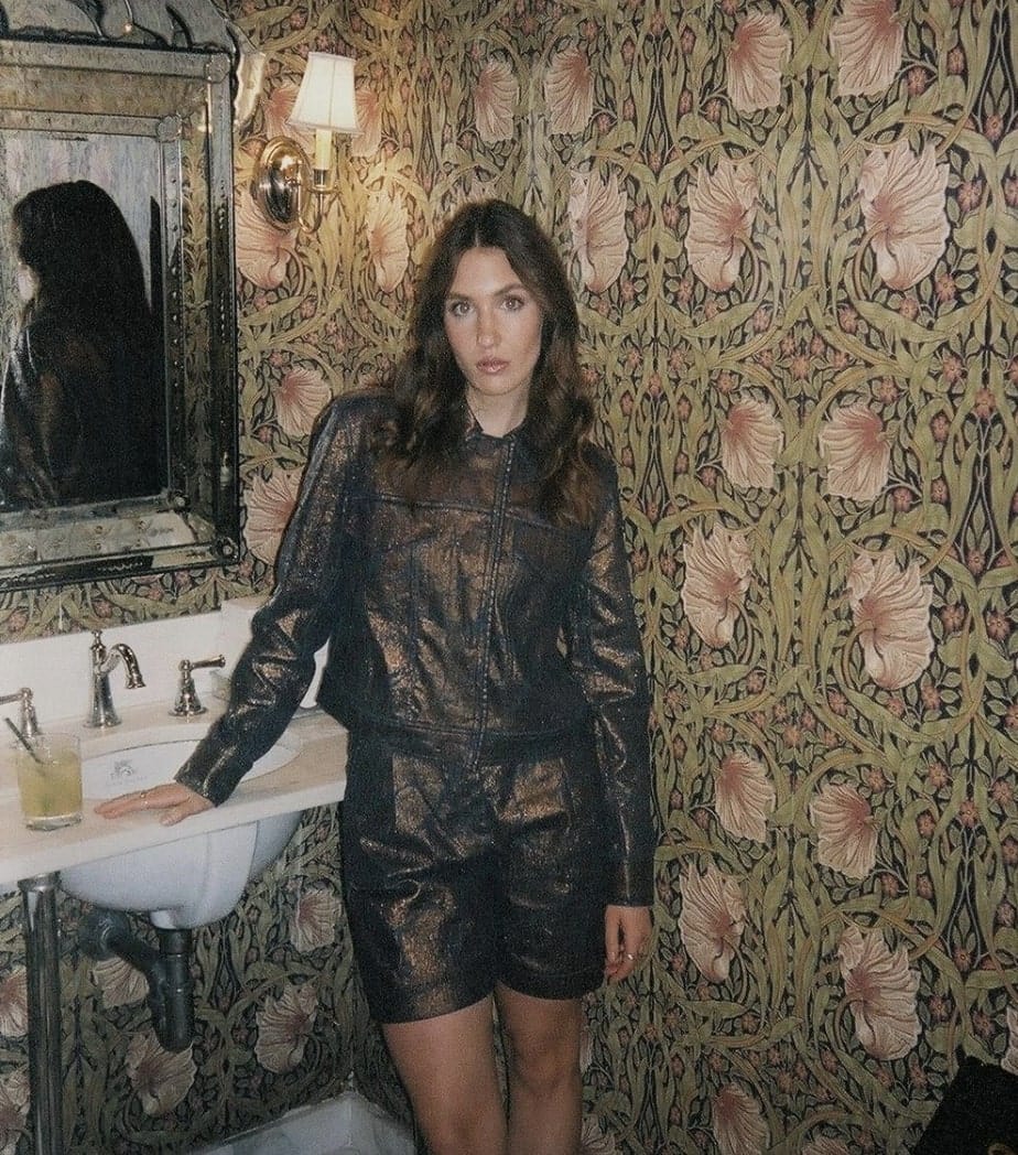 Elle a maintenant les cheveux roux rouge