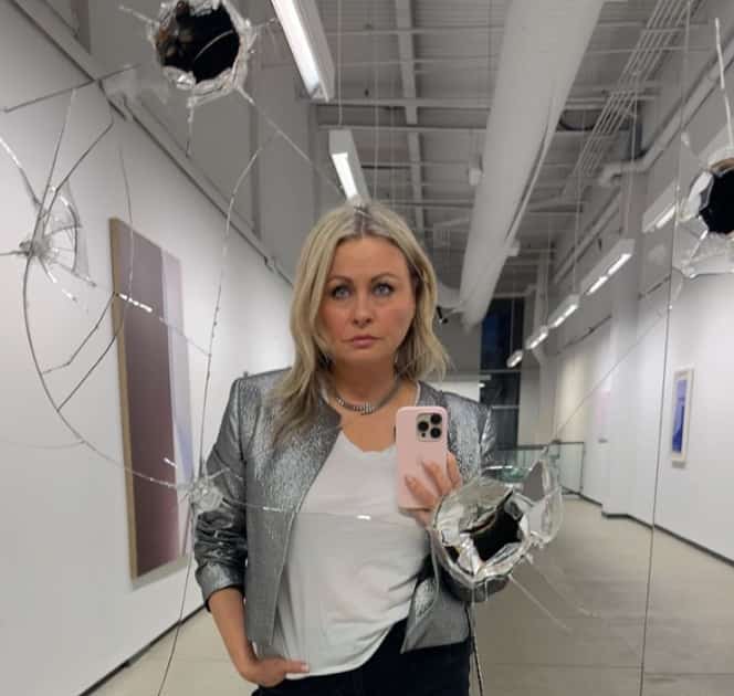 Mitsou porte un short en jean très court