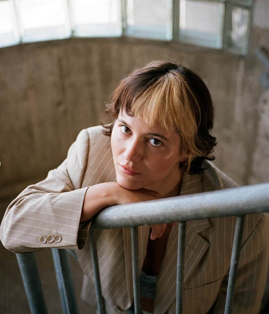 Elle nous présente son look 100% friperie 