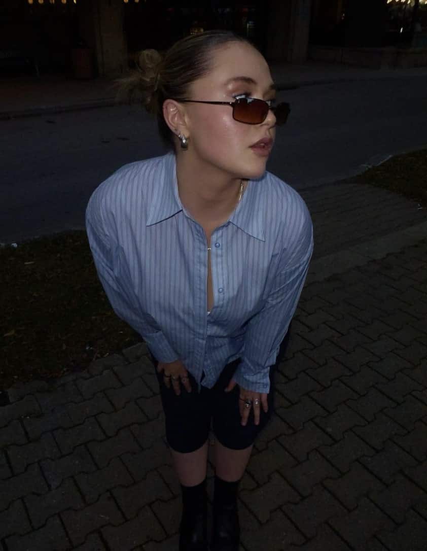 Elle est à tomber par terre dans une longue robe