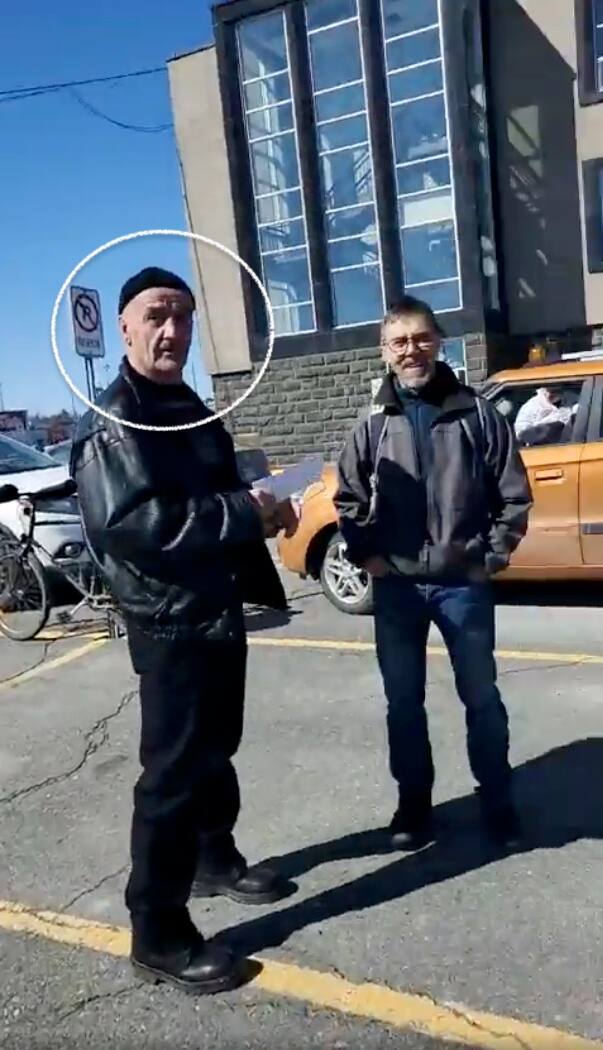 El Sr. Audet fue amonestado por el tribunal por negarse a llevar mascarilla durante una manifestación, a pesar de la emergencia sanitaria y de la advertencia de la policía.