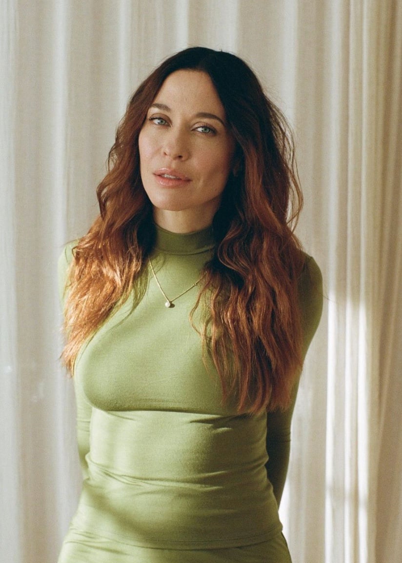 Elle porte LE manteau qui rehausse nos looks