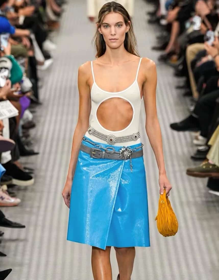 Charlotte Cardin prend la pose dans son bain 