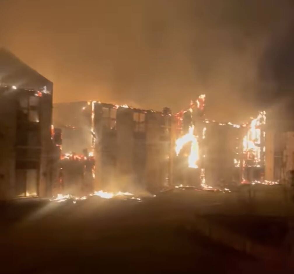 EN VIDÉO | Un important complexe hôtelier ravagé par les flammes à ...