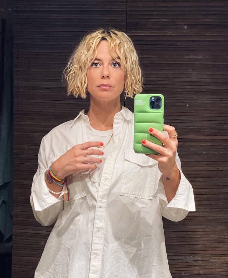 Claudine Prévost porte des talons vertigineux