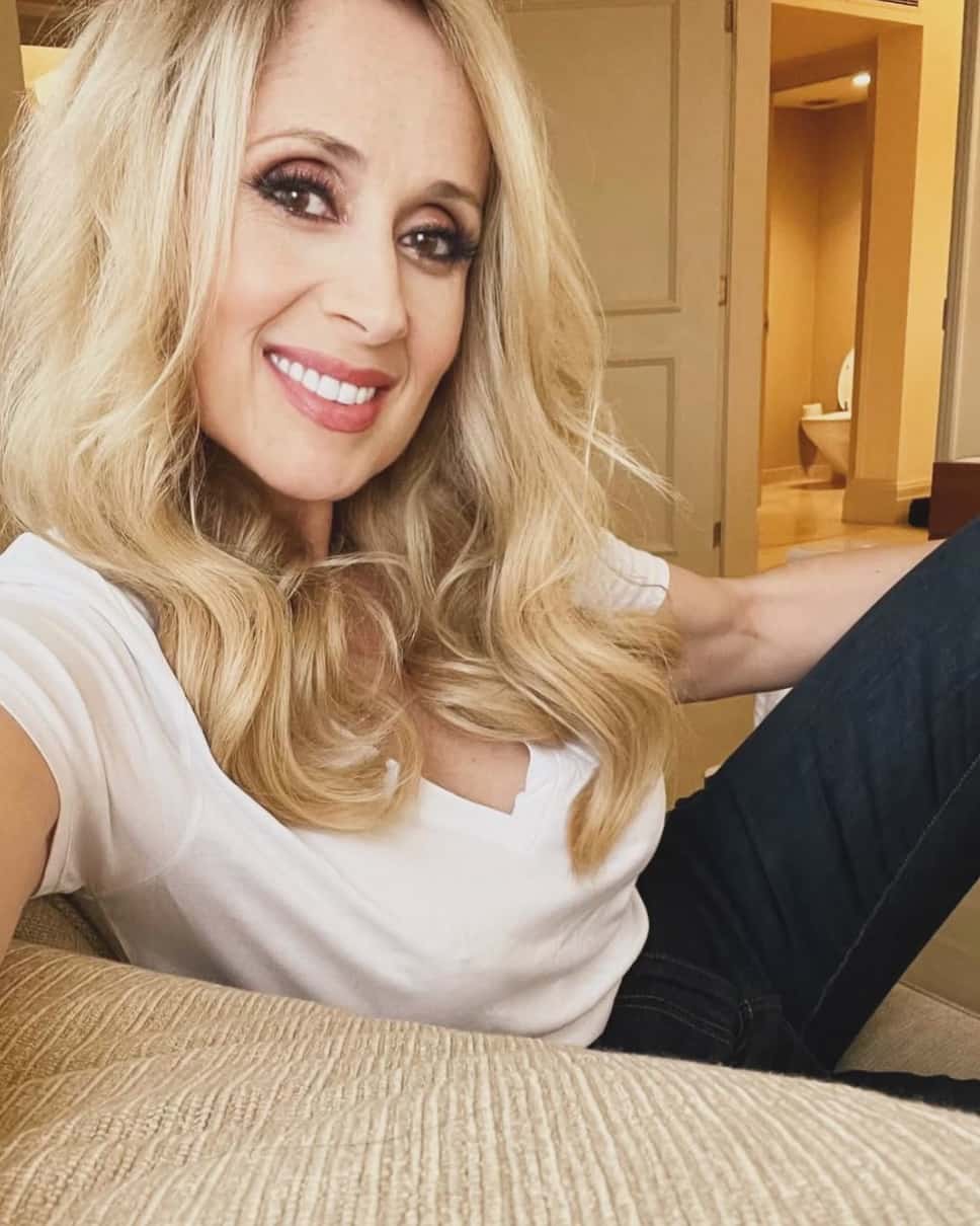 Lara Fabian surprend, osant LE haut de 2025