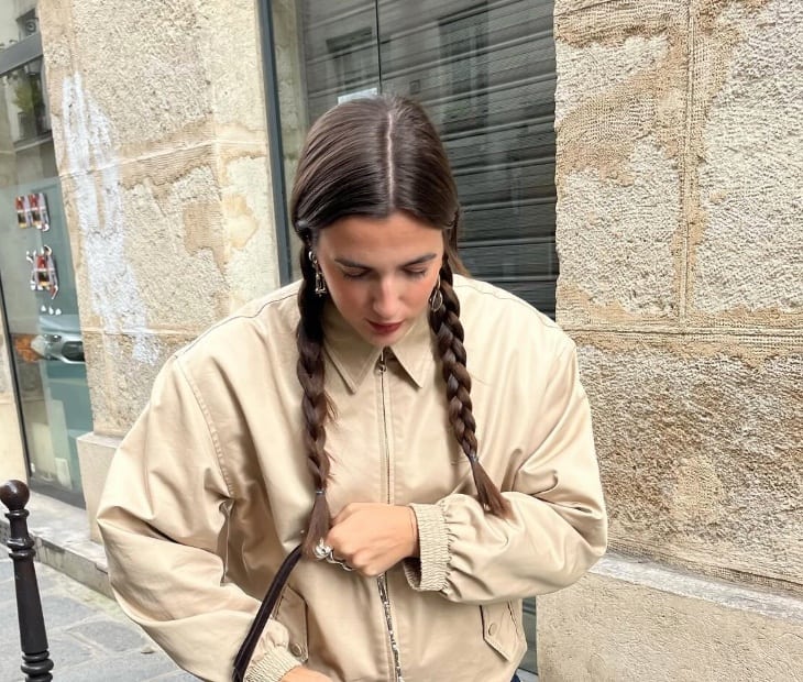 Cette couleur de jean crée des jambes élancées