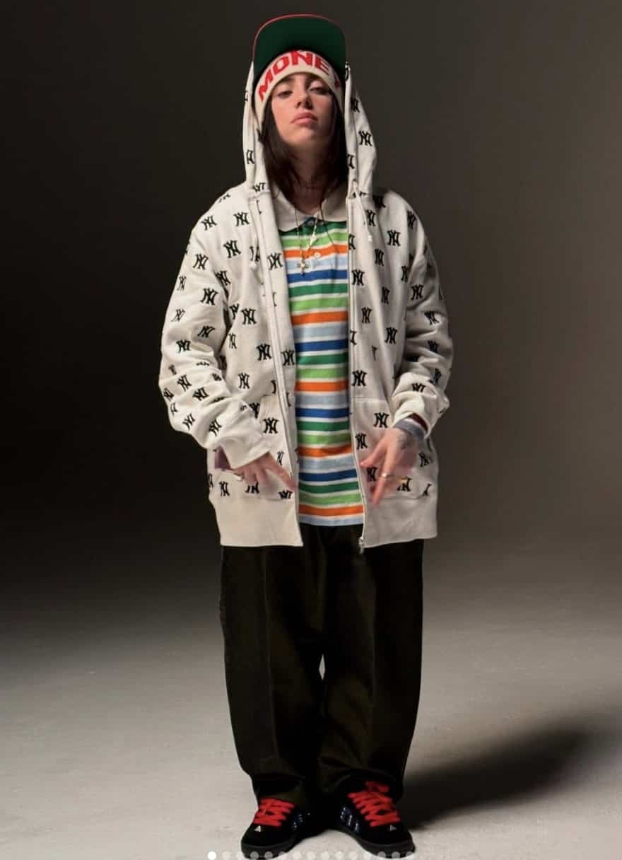 Elle se fait lancer un projectile par la tête 