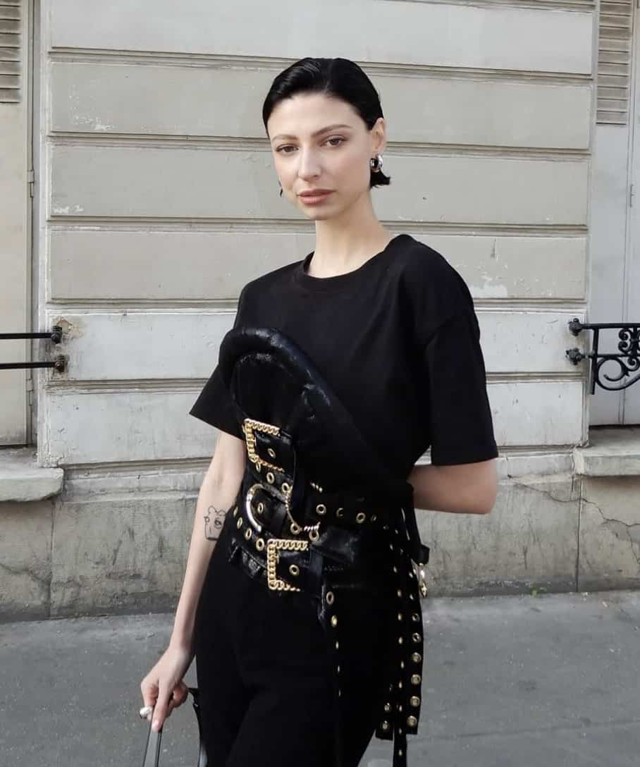 Elle pose sans le haut dans une séance au lit