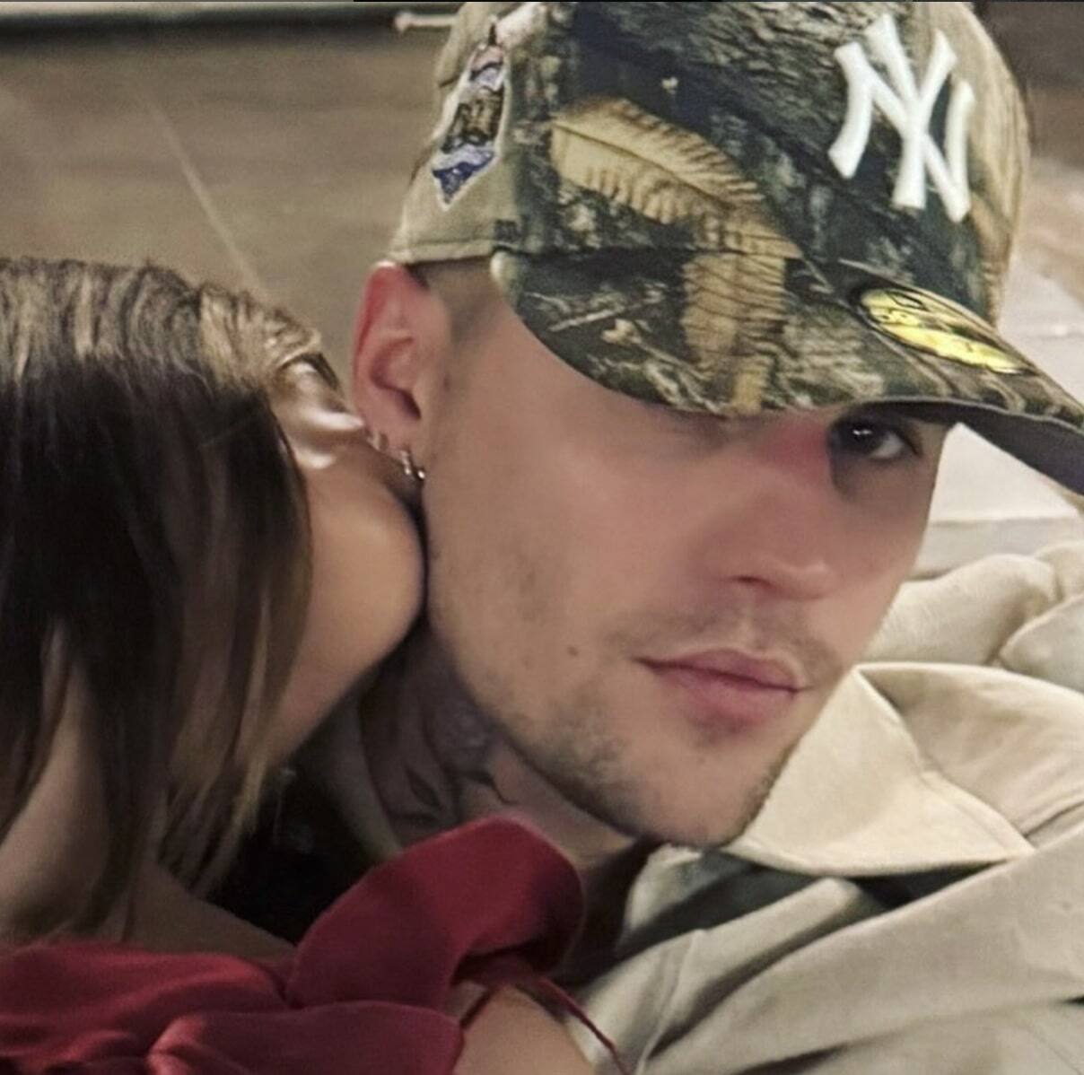 Vu alors qu'il faisait un geste particulier