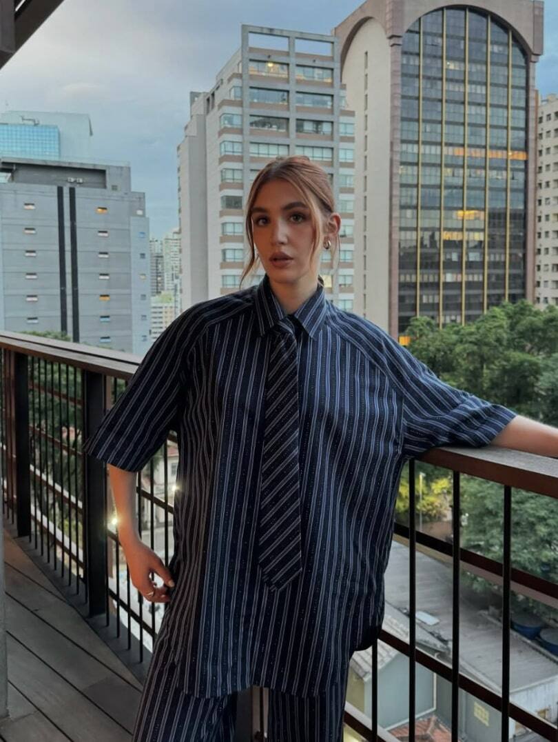 Elle montre ses abdos en bikini à la plage