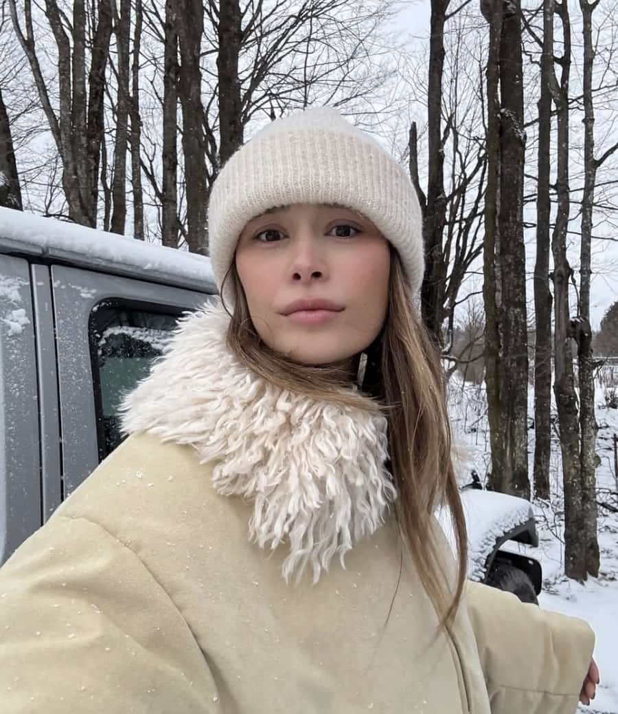 Son bikini jupette vaut le coup d'oeil