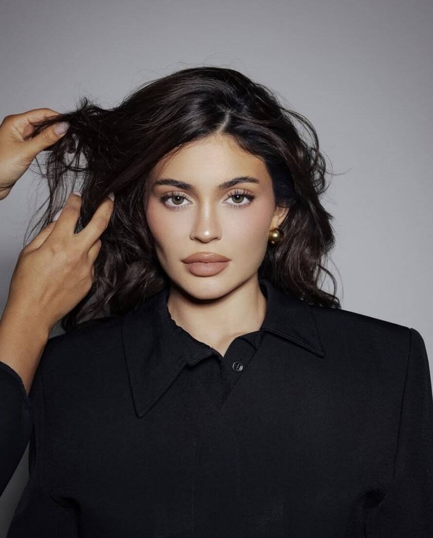 Des airs de dominatrice en lingerie de cuir 