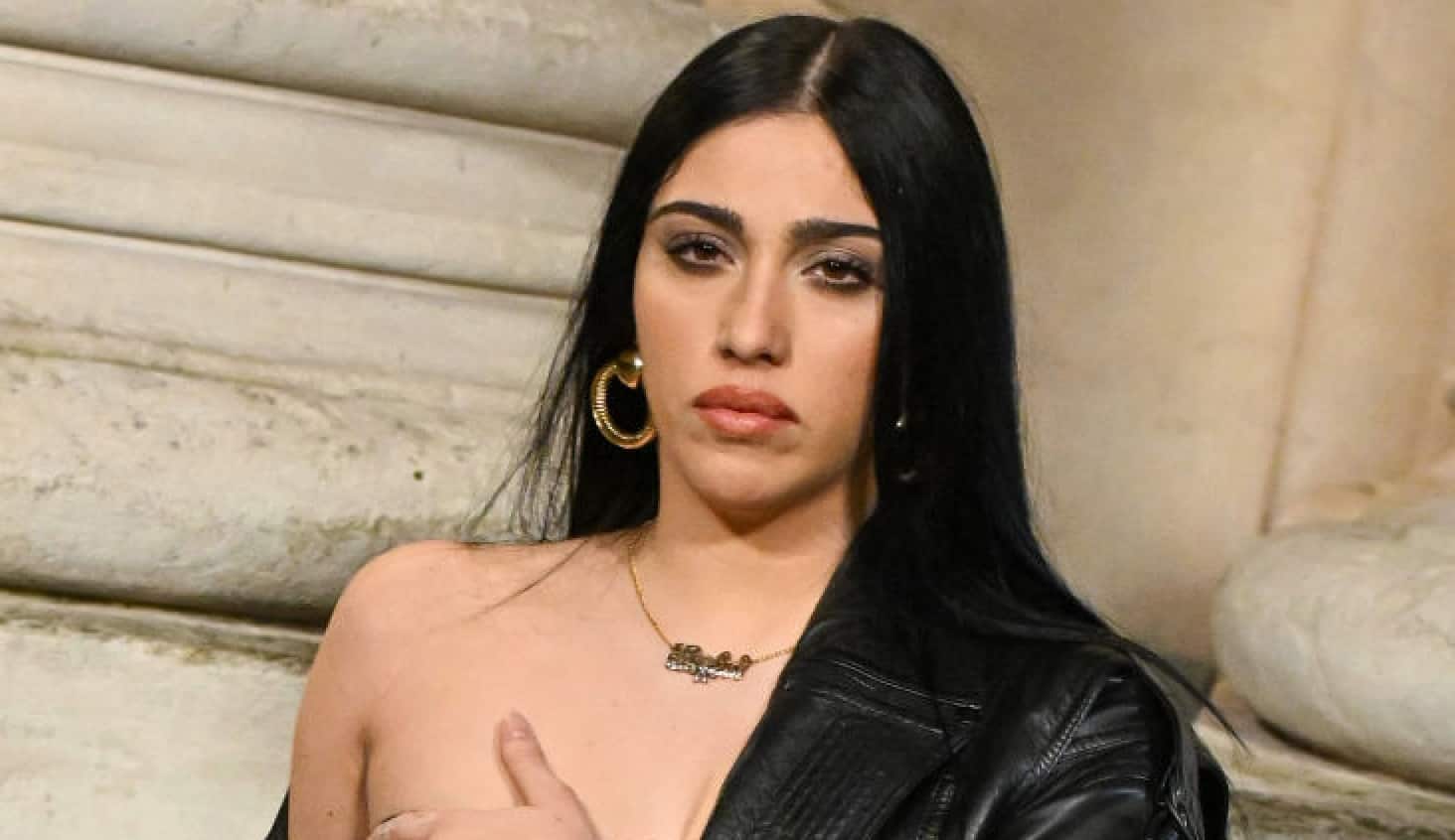 La fille de Madonna arrive seins nus à Paris