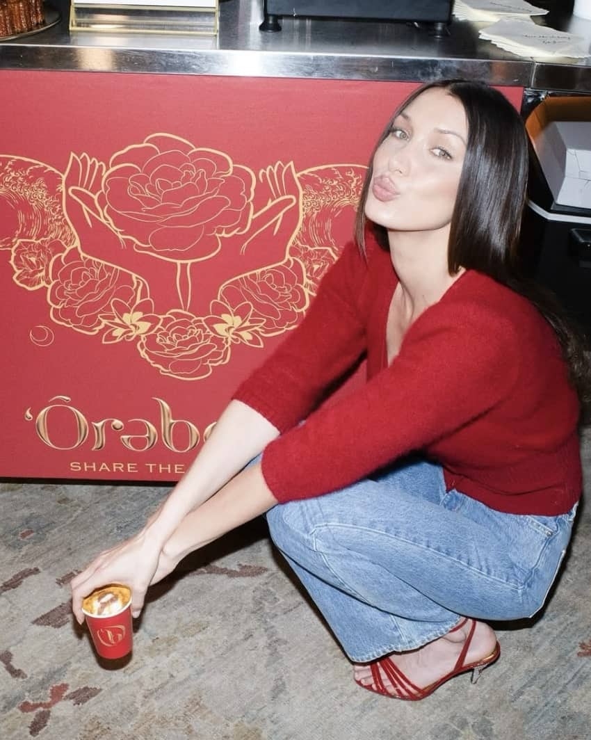 Elle ne porte rien d'autre qu'un microbikini 