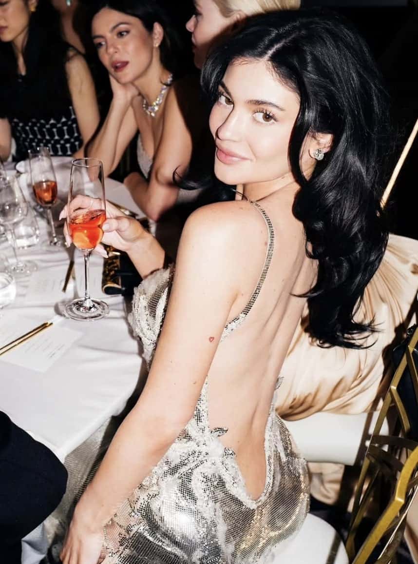 Sa poitrine plus en évidence que jamais à Paris