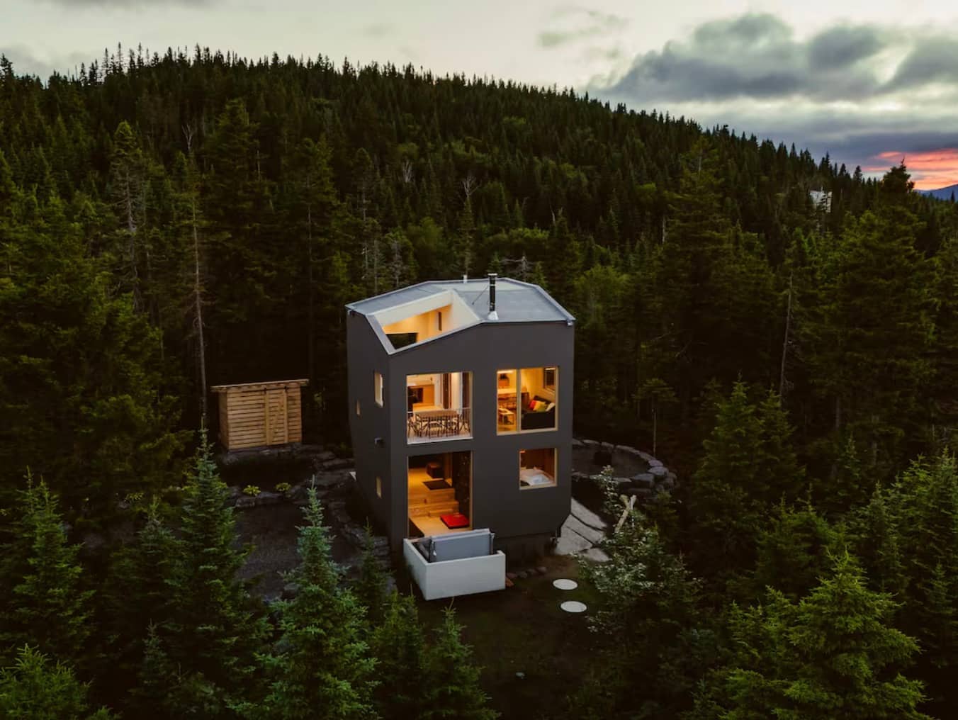 Un chalet avec mur d’escalade et spa en nature