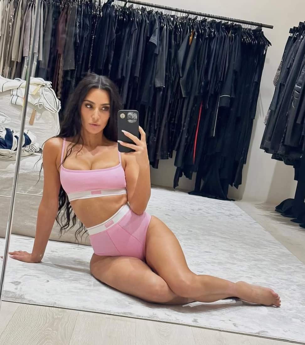 Kim Kardashian se transforme en «fée des fesses» 