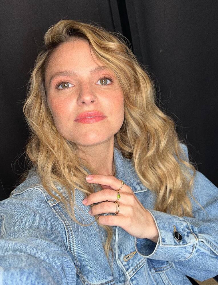 Elle a les cheveux TRÈS COURTS et... fini le blond